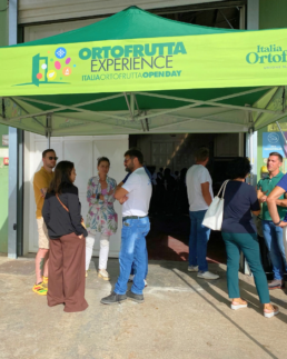 Open Day BioSikelia - gazebo Italia Ortofrutta e invitati